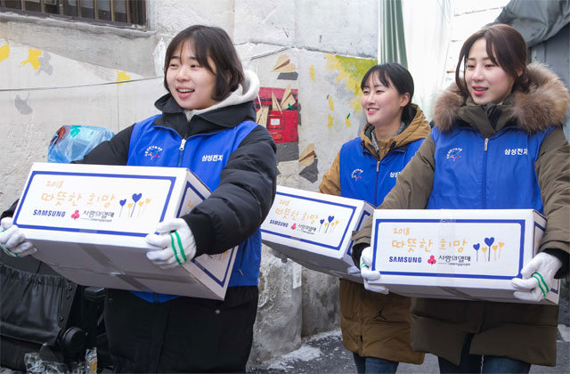삼성전자 임직원들이 5일 서울 동대문구의 한 쪽방을 찾아 생필품 세트를 전달하고 있다. 삼성전자 제공