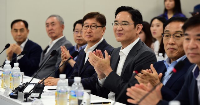 사진 오른쪽부터 김현석 삼성전자 CE부문장 사장, 김기남 DS부문장 겸 종합기술원장 부회장, 이재용 부회장, 윤부근 CR담당 부회장/뉴스1 © News1