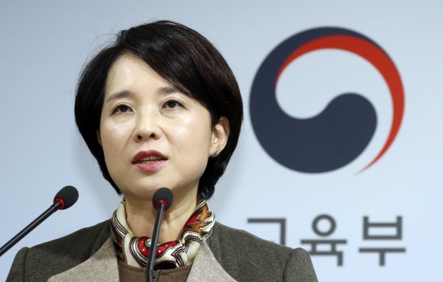 유은혜 사회부총리 겸 교육부 장관이 6일 정부세종청사 교육부 브리핑실에서 국·공립 유치원 확충 및 서비스 개선 방안을 발표하고 있다. 유 부총리는 2019년 9월까지 전국에 국·공립유치원 1080학급을 신·증설해 유아 정원을 2만여명 추가로 확보하겠다고 설명했다. 더불어 국·공립유치원의 통학버스를 확대, 집단폐원·모집중지 지역을 중심으로 우선 지원하겠다고 밝혔다. © News1