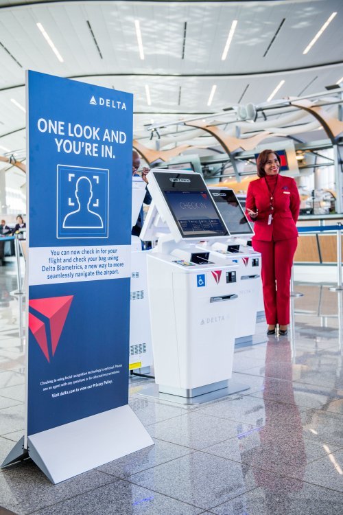 애틀랜타 터미널 F 로비에서 델타항공 직원이 안면인식 시스템 사용법을 도와주고 있다