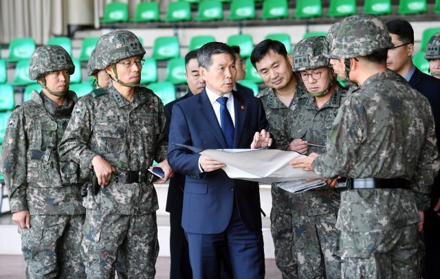 정경두 국방부장관이 지난 9월 서부최전선 도라대대를 방문, 비무장지대(DMZ)내 감시초소(GP)의 시범적 철수 계획을 보고 받고 있다.(국방부제공) ⓒ News1