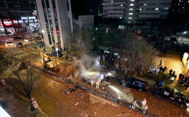 한국지역난방공사 고양지사의 배관이 파열돼 뜨거운 물이 도로 위로 분출된 4일 밤 경기도 고양시 일산동구 백석역 인근에서 뜨거운 수증기가 치솟고 있다. 2018.12.5/뉴스1 © News1