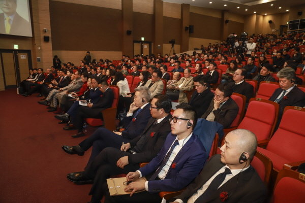 ‘대중국 수출전략 포럼 2018’  개막식에 참석한 주요 내빈들이 강의를 경청하고 있다.