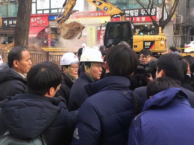 성윤모 산업부 장관이 온수 배관 파열 사고 현장을 찾아 관계자로부터 보고를 받고 있다.