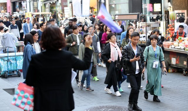 사드 이후 최대 규모의 중국인 관광객이 방한한 21일 오후 서울 중구 명동거리에서 중국인 관광객들이 구경을 하고 있다. 중국 정부가 아직 한한령(한국 단체관광 금지령)을 전면적으로 풀지는 않았으나 베이징, 상하이 등 대도시에서 해제 지역이 점차 늘고 있다. © News1