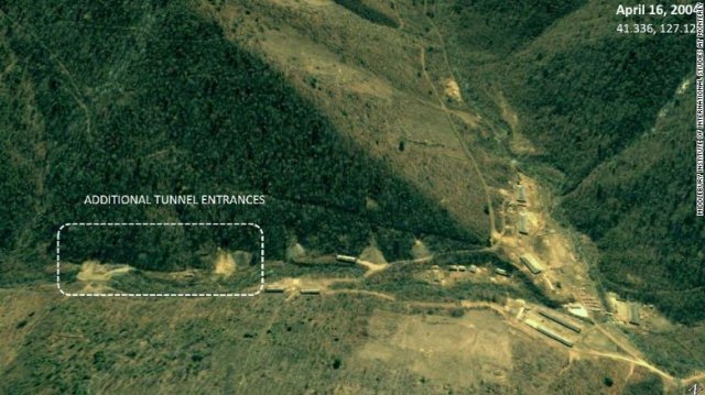 미국 미들베리 국제학연구소가 최근 공개한 북한 양강도 영저동의 새 미사일 기지 위성사진. 산악지역의 좁은 계곡을 따라 지어진 터널
 구조물에 최근 새로 운송차량용 출입구(점선 표시 부분)가 덧붙여진 것이 확인됐다. 사진출처 cnn.com