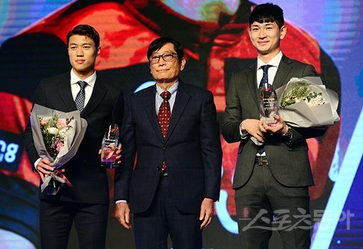 비가 오나 눈이 오나 그라운드를 지키는 철인들은 K리그의 숨은 역사이기도 하다. 올 시즌 전 경기 전 시간을 출전한 포항 스틸러스 김승대(왼쪽)와 강현무(오른쪽)가 3일 ‘KEB하나은행 K리그 대상 2018’에서 최길수 한국OB축구회장으로부터 기념상을 받고 있다. 스포츠동아DB