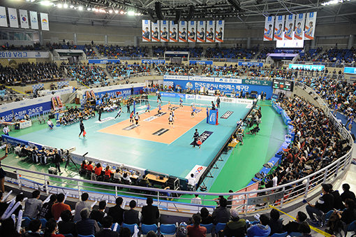 도로공사의 홈경기 객석을 가득 메운 김천 시민들. 사진제공｜한국배구연맹