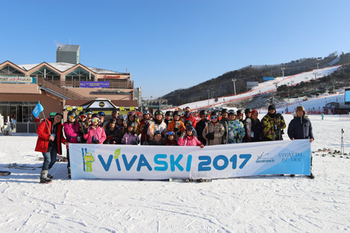 2017년 스키코리아 페스티벌에 참여해 스키를 즐기는 외국인 관광객들. 사진제공｜한국관광공사