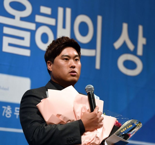 LA 다저스 류현진이 6일 서울 강남구 임피리얼팰리스 호텔에서 진행된 ‘2018 스포츠서울 올해의 상’ 시상식에서 특별상을 수상한 후 소감을 밝히고 있다.(스포츠서울 제공) © News1