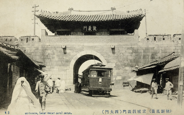 1915년 일제에 의해 철거된 서울 돈의문 전경. 문 안으로 전차가 지나는 모습이 이색적이다. 서울역사박물관 제공