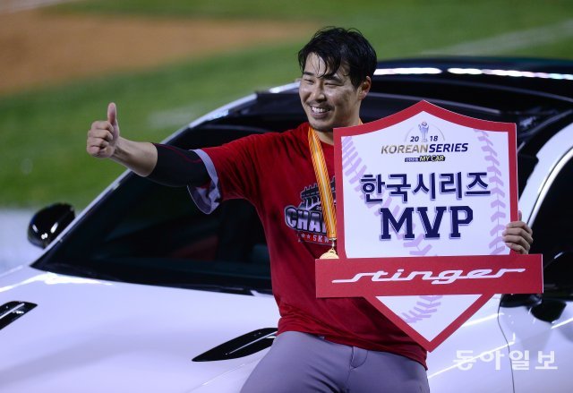 12일 서울 잠실야구장에서 열린 SK와이번스와 두산베어스가 맞붙는 ‘2018 신한은행 MY CAR KBO리그’ 한국시리즈 6차전 경기에서 SK가 시리즈 전적 4승 2패로 우승을 차지헸다. 한국시리즈 MVP에 선정된 한동민이 기념촬영을 하고 있다. 잠실 | 김종원 기자 won@donga.com