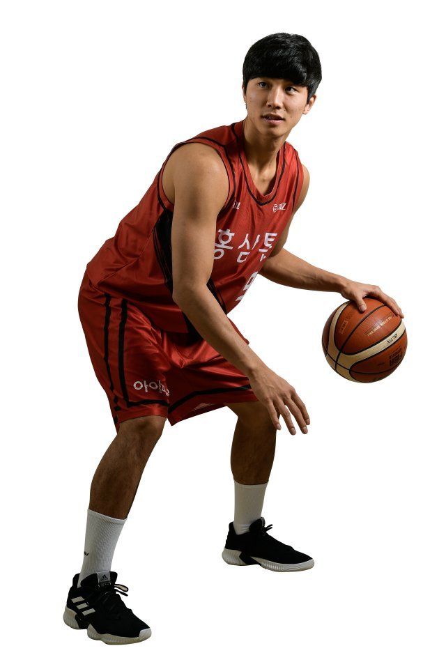 최근 KBL에서 가장 뜨거운 화제를 몰고 다닌 선수는 바로 안양 KGC 가드 박지훈이다. 지난달 부산 KT에서 트레이드된 박지훈은 6일 스포츠동아와 만나 이적 과정에서의 뒷이야기와 앞으로의 각오를 솔직하게 밝혔다. 사진제공｜안양 KGC