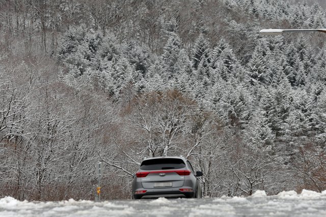 절기상 대설(大雪)을 하루 앞둔 6일 강원 평창군 옛 영동고속도로 대관령휴게소에 눈이 내려  설경을 연출하고 있다. 2018.12.6/뉴스1 © News1