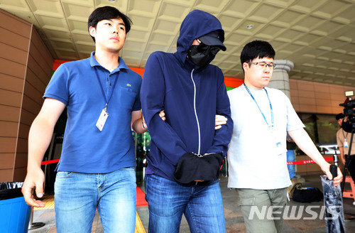 서울=뉴시스. 양예원 노출사진 최초 유포 혐의를 받고 있는 최모 씨가 지난 7월2일 오전 서울 마포구 서울서부지법에서 영장실질심사를 마치고 호송차로 향하고 있다