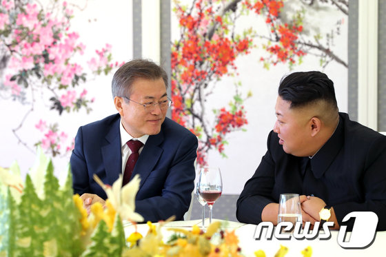문재인 대통령과 김정은 북한 국무위원장. © News1