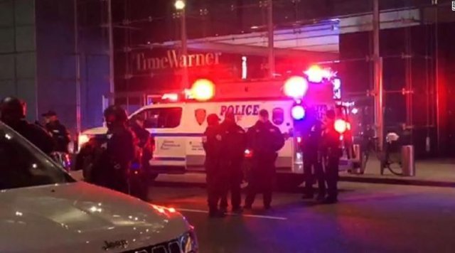 6일(현지시간) 오후 테러 위협 신고를 받고 CNN 뉴욕지사가 입주한 타임워너 건물에 충돌한 경찰병력. © News1