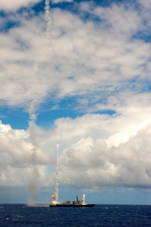 2014 환태평양 훈련(RIMPAC : Rim of the Pacific)에 참가 중인 서애류성룡함(DDG, 7,600톤)이 훈련에 앞서 지난달 18일 하와이 근해에서 최초로 SM-2를 동시에 발사, 우리 함정으로 날아오는 2개의 표적을 요격시키는 등 총 4발의 유도탄 발사를 모두 성공적으로 마쳤다. 6월 26일부터 8월 1일까지 37일간 하와이 근해에서 태평양 연안국 22개국이 참가하는 이번 환태평양 훈련에 우리 해군은 서애류성룡함을 비롯해 구축함 왕건함(DDH-II, 4,400톤), 장보고급 잠수함 이순신함(SS, 1,200톤) 등 함정 3척과 P-3 해상초계기 1대, 링스 해상작전헬기 2대 등 수상?수중?항공 입체전력이 참가하고 있으며, 중국, 브루나이가 최초로 참가하는 등 역대 최대 규모로 열리고 있다. (해군 제공) 2014.7.6/뉴스1