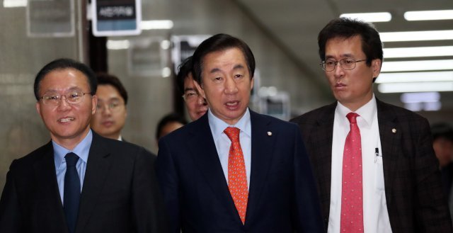 김성태 자유한국당 원내대표가 7일 서울 여의도 국회에서 열린 원내대책회의에 함진규 정책위의장(오른쪽)과 대화하며 참석하고 있다. © News1