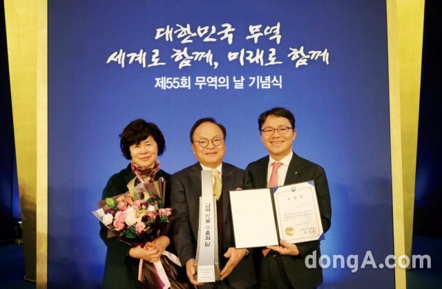 왼쪽부터 한국팜비오 이영화 부회장, 남봉길 회장, 남준상 대표