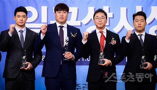 7일 서울 강남구 청담동에 위치한 호텔리베라에서 ‘2018 유디아 글로벌 일구상’ 시상식이 열렸다. 시상식이 끝난 후 각 부문 수상자들이 기념촬영을 하고 있다. 두산 김재환, LA다저스 류현진, 한화 정우람, kt 강백호(왼쪽부터). 김진환 기자 kwangshin00@donga.com