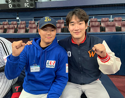 수원북중 1학년 투수 김민우(왼쪽)-SK 박종훈.