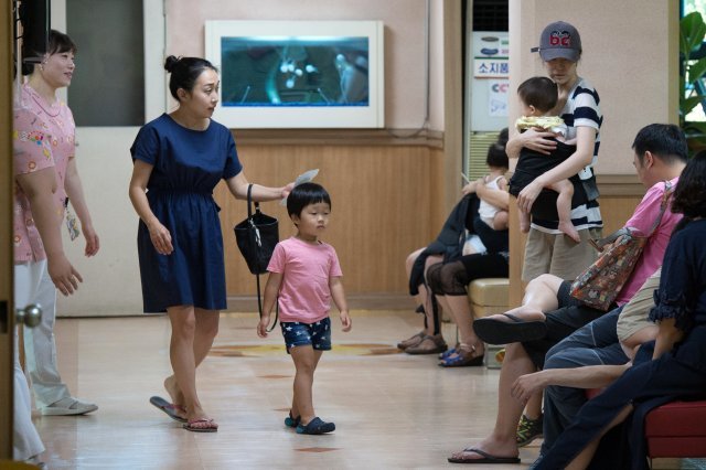 서울 용산구의 한 아동병원에서 어린이 환자들과 가족들이 진료를 기다리고 있다. /뉴스1