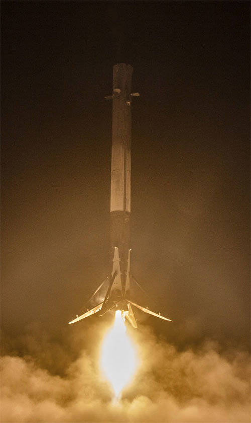미국 스페이스X의 재사용로켓 ‘팰컨9’이 발사 후 지상으로 돌아와 다시 착륙하는 모습. 스페이스X 제공