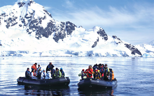 오션노바호로 남극해의 사우스셰틀랜드제도에 당도한 여행자들이 조디악에 옮겨 타고 상륙하기 위해 이동하고 있다. 신발끈여행사 제공
