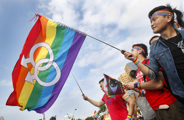 지난달 24일 대만 지방선거와 함께 진행된 국민투표에서 민법상 혼인 주체를 남녀로 제한해야 한다는 내용이 통과됐다. 사진은 
2016년 12월 10일 세계인권의 날을 맞아 타이베이에서 동성 결혼 지지자들이 무지개 깃발을 흔들고 있는 모습. 타이베이=AP 
뉴시스