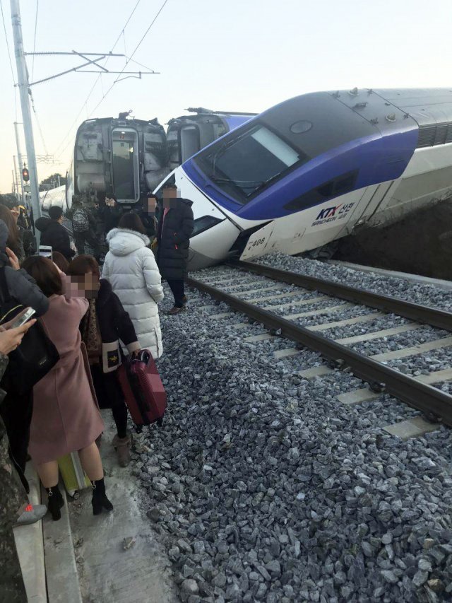선로에서 떨고 있는 승객들 . 2018.12.8/뉴스1 © News1