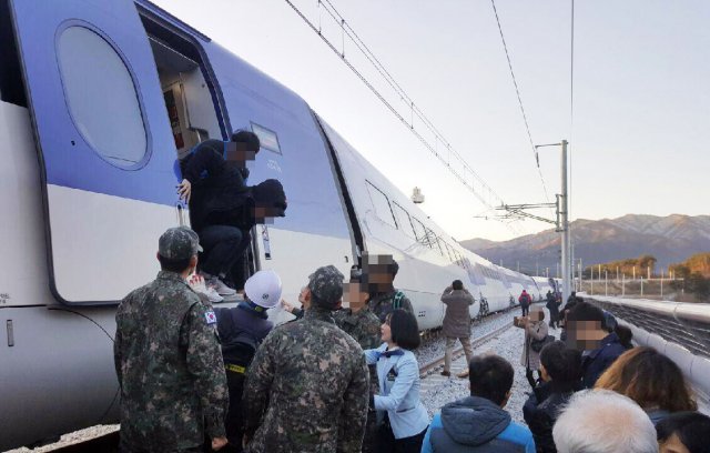 8일 오전 7시35분쯤 강원 강릉시 운산동에서 탈선한 KTX열차에서 승객이 구조되고 있다. 이 열차는 총 10량으로 오전 7시 30분 강릉역에서 출발한지 5분만에 탈선했다.(독자제공)2018.12.8/뉴스1 © News1