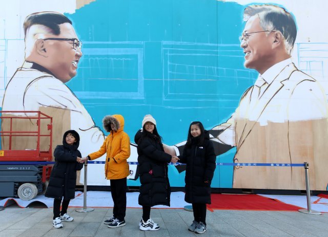 7일 오후 서울 종로구 청와대 사랑채 앞에서 시민들이 문재인 대통령과 김정은 북한 국무위원장이 악수하는 모습이 담긴 대형 미술작품을 배경으로 사진을 찍고 있다. © News1