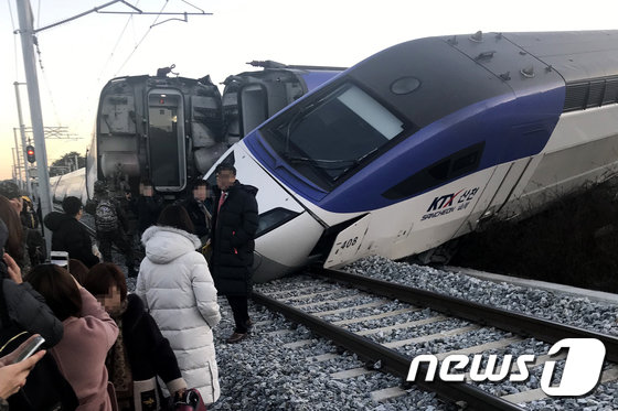 8일 오전 7시35분쯤 강원도 강릉역에서 출발한 서울행 KTX 열차가 출발 5분 만에 탈선했다. 코레일에 따르면 이 열차는 이날 오전 7시30분 강릉에서 출발했으며 운산동 남강릉 신호장 일원에서 선로를 이탈했다. © News1