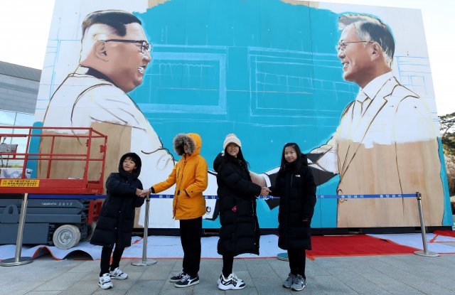 7일 오후 서울 종로구 청와대 사랑채 앞에서 시민들이 문재인 대통령과 김정은 북한 국무위원장이 악수하는 모습이 담긴 대형 미술작품을 배경으로 사진을 찍고 있다. © News1