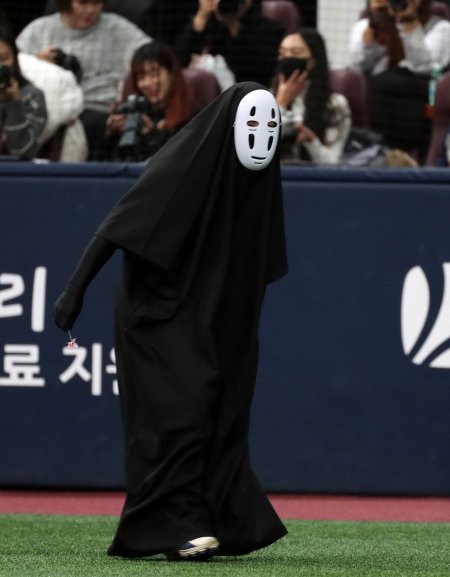 9일 서울 고척스카이돔에서 양준혁야구재단 주최로 열린 제7회 2018 희망더하기 자선야구대회에서 종범신팀 가오나시로 분장한 김민수가 타석에 들어서고 있다. ﻿【서울=뉴시스】