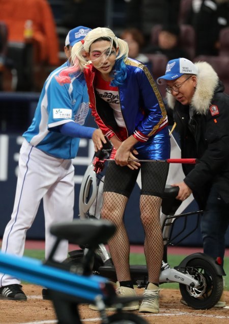 9일 서울 고척스카이돔에서 양준혁야구재단 주최로 열린 제7회 2018 희망더하기 자선야구대회에서 경기가 끝난 후 할리퀸 분장을 한 김용의가 인기상을 수상하고 있다. ﻿【서울=뉴시스】