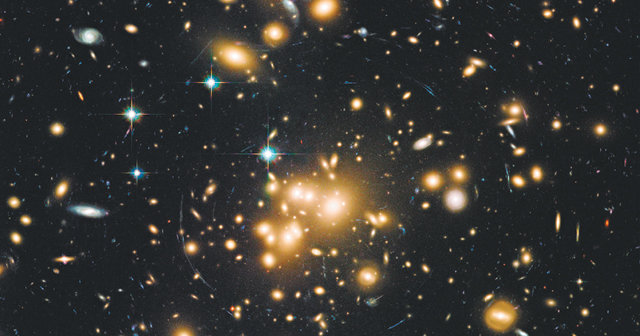 지구에서 22억 광년 떨어진 곳에 위치한 ‘아벨 1689’ 은하단을 허블우주망원경으로 촬영한 영상이다. 가운데에 마치 렌즈로 
확대한 듯 은하 분포가 둥글게 왜곡돼 보이는 부분이 눈에 안 보이는 암흑물질이 존재할 것으로 추정되는 곳이다. 미국항공우주국 제공