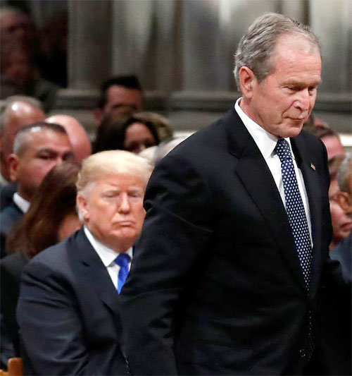 조지 W 부시 전 미국 대통령(오른쪽)이 5일(현지 시간) 워싱턴 국립대성당에서 엄수된 자신의 아버지 조지 부시 전 대통령의 장례식에서 조사를 읽기 위해 연단으로 향하고 있다. 이를 도널드 트럼프 대통령이 바라보고 있다. 워싱턴=AP 뉴시스