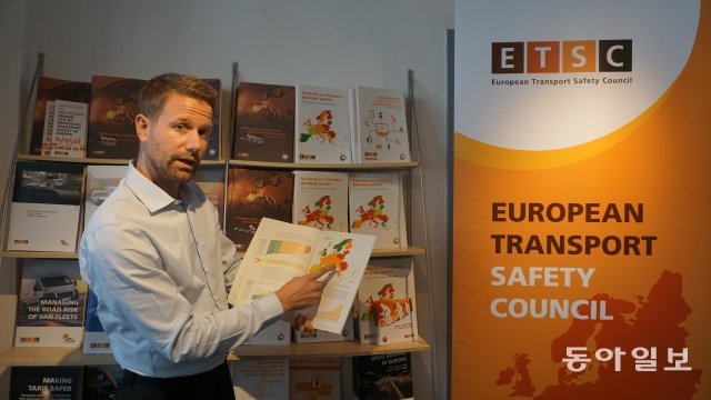 10월 29일(현지 시간) 벨기에 브뤼셀 유럽교통안전위원회(ETSC)에서 더들리 커티스 커뮤니케이션 매니저가 유럽연합(EU) 회원국의 속도하향 정책을 소개하고 있다. 린셰핑=구특교 기자 kootg@donga.com