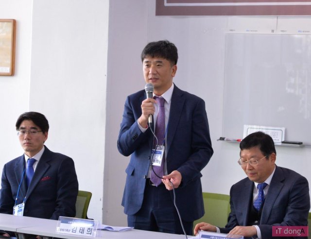 < 서울 먹거리 창업센터 개소 2주년 축하를 전하고 있는 김태희 경제기획관 >(출처=IT동아)