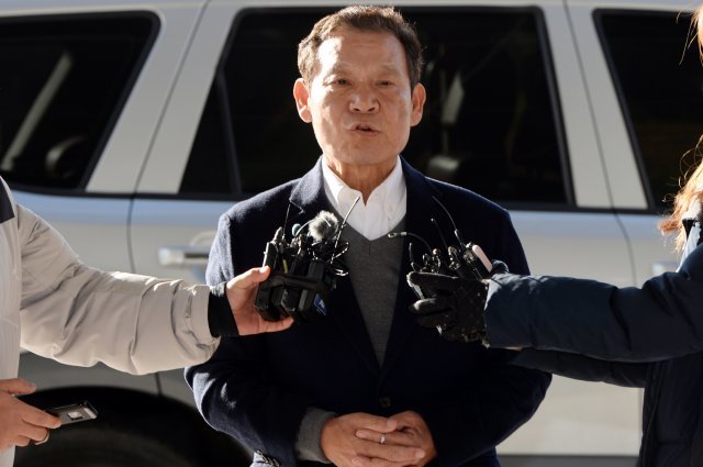 윤장현 전 광주시장이 10일 오전 광주지검으로 출석하기 앞서 기자들의 질문에 답하고 있다. 윤 전 시장은 보이스피싱 사기범 김모씨(49.여)에게 건넨 현금의 성격과 자녀 채용청탁 등 그동안 제기된 의혹과 관련 피의자 신분으로 조사를 받는다.2018.12.10/뉴스1 © News1