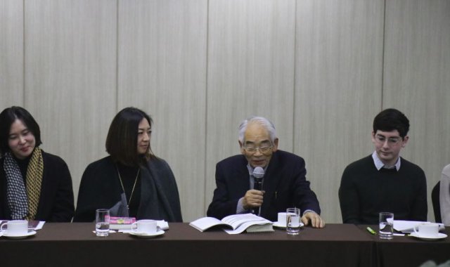 ‘제16회 한국문학번역상’을 수상한 오무라 마스오 와세다대 명예교수(오른쪽 두번째)가 10일 기자간담회에서 소감을 말하고 있다.
