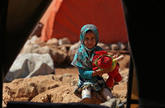 지난 6월20일 이들리브주 내 난민 캠프에서 깡통 의족을 찬 채 쉬고 있는 마야 무함마드 알리 메르히. (자료사진) © AFP=뉴스1