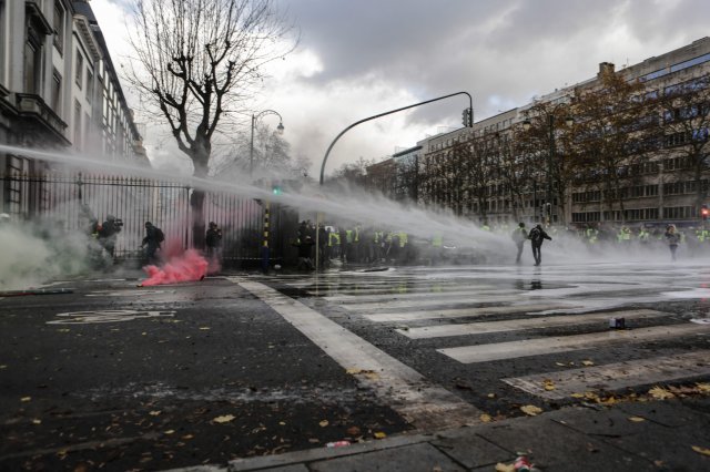지난달 30일(현지시간) 벨기에 브뤼셀에 있는 유럽연합(EU) 본부 건물 인근에서 경찰이 노란조끼 시위대를 향해 물대포를 쏘고 있다. © AFP=뉴스1