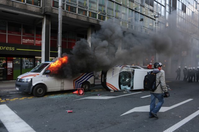 지난달 30일(현지시간) 벨기에 브뤼셀에 있는 유럽연합(EU) 본부 건물 인근에서 노란조끼 시위대가 경찰차에 불을 지른 모습. © AFP=뉴스1
