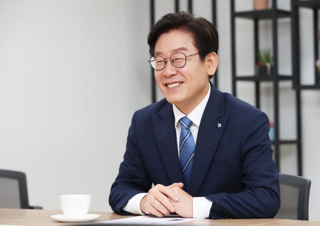 이재명 경기도지사가 27일 오후 경기도 수원시 팔달구 경기도청 집무실에서 뉴스1과 인터뷰를 하고 있다. 2018.7.27/뉴스1 © News1