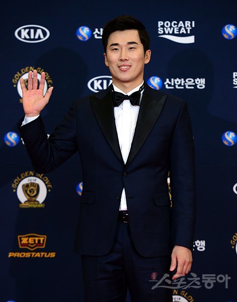 10일 서울 코엑스에서 열린 ‘2018 골든글러브 시상식’에 참석한 두산 허경민이 카메라를 향해 포즈를 취하고 있다. 김민성 기자 marineboy@donga.com