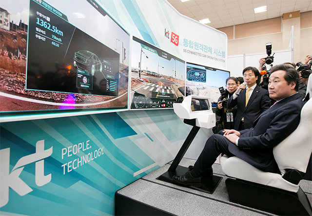 이낙연 국무총리(오른쪽)가 10일 5G 네트워크 기반 국내 최초의 자율주행 실험도시 K-시티 준공식에 참석해 KT의 자율주행 원격관제 시스템 ‘5G 리모트콕핏’의 시연 화면을 지켜보고 있다. KT 제공