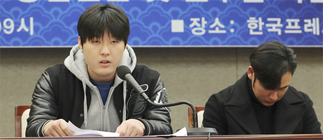 이태양(전 NC·왼쪽)과 문우람(전 넥센)이 10일 서울 중구 한국프레스센터에서 기자회견을 열고 승부조작 사건과 관련해 “문우람은 공모자가 아니다”라고 호소하고 있다. 뉴시스